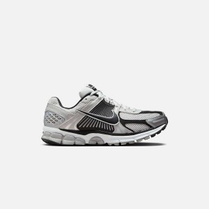 Silver / Black / Platinum Men Kith Nike Zoom Vomero 5 Sneakers | 5619-HDOPF
