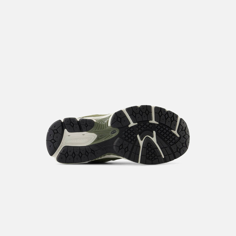 Green Kids' Kith New Balance GS 2002R Sneakers | 1847-SFJKO