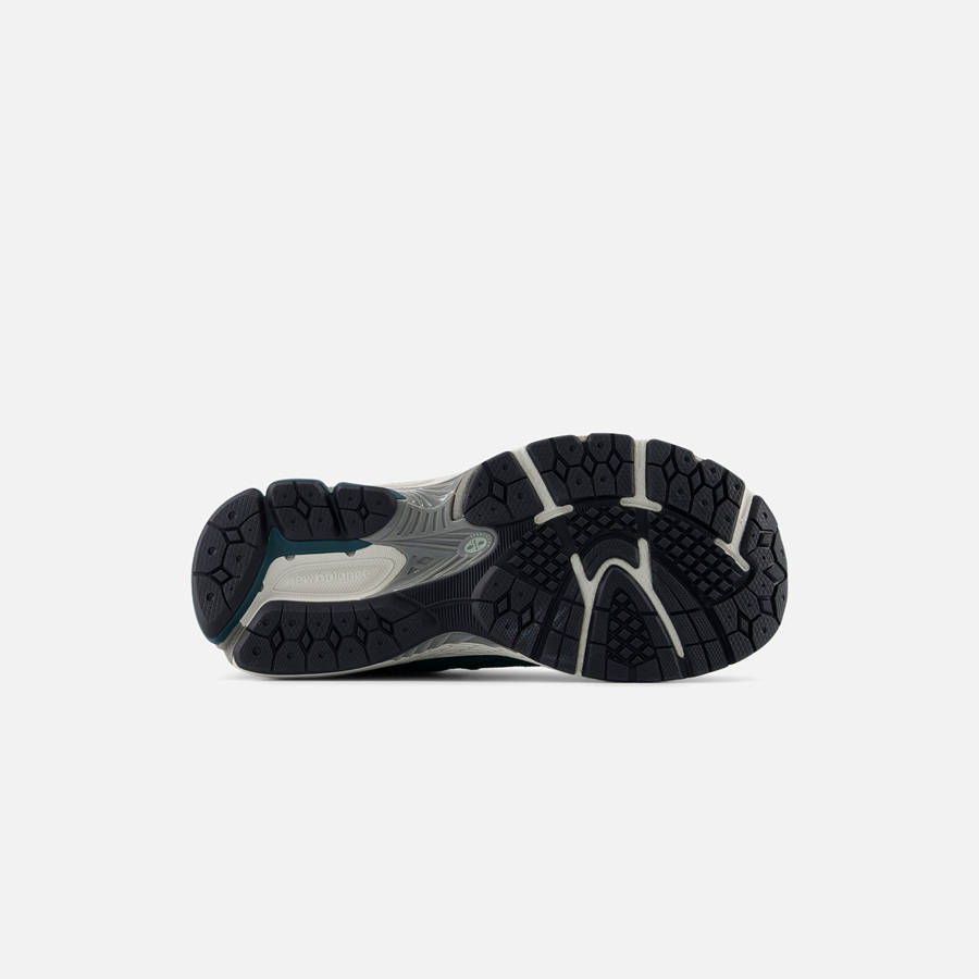 Green Kids' Kith New Balance GS 2002R Sneakers | 1507-MGAEY