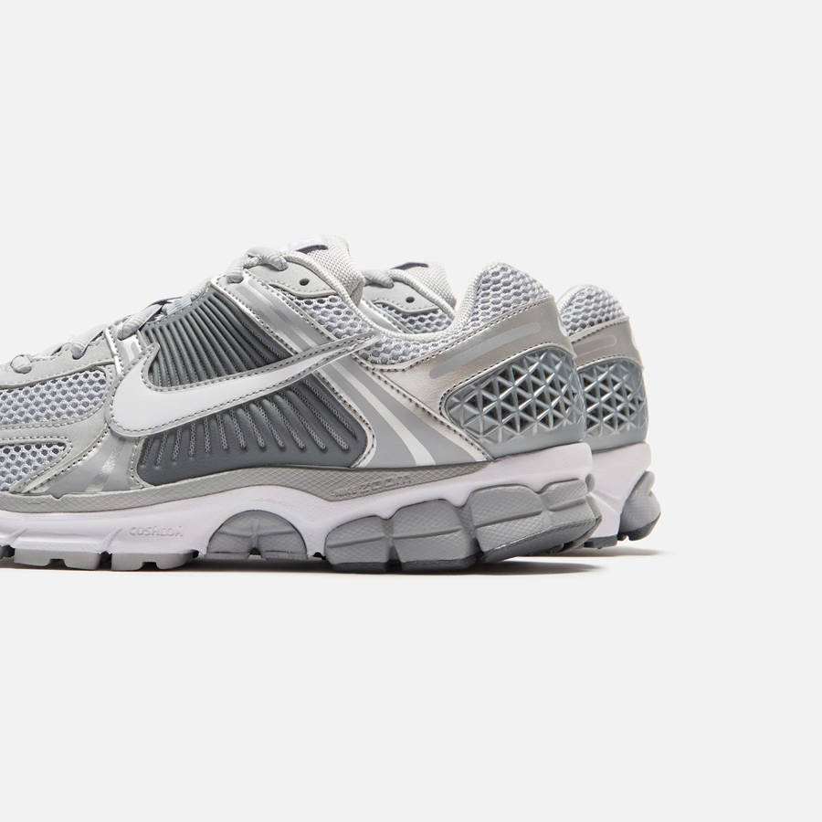 Grey / White / Silver Men Kith Nike Zoom Vomero 5 Sneakers | 1532-ZKBEQ