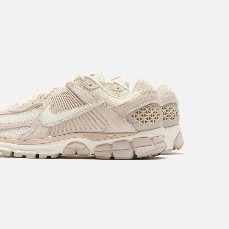 Light Brown Men Kith Nike Zoom Vomero 5 Sneakers | 2346-YVQIC