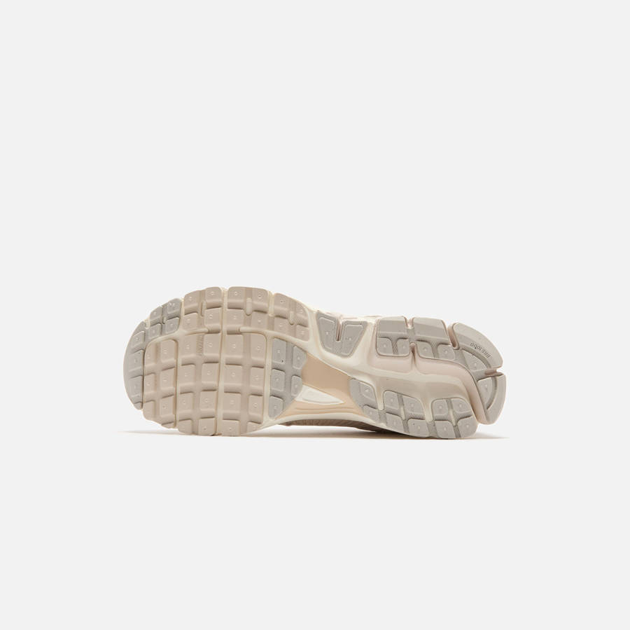 Light Brown Men Kith Nike Zoom Vomero 5 Sneakers | 2346-YVQIC