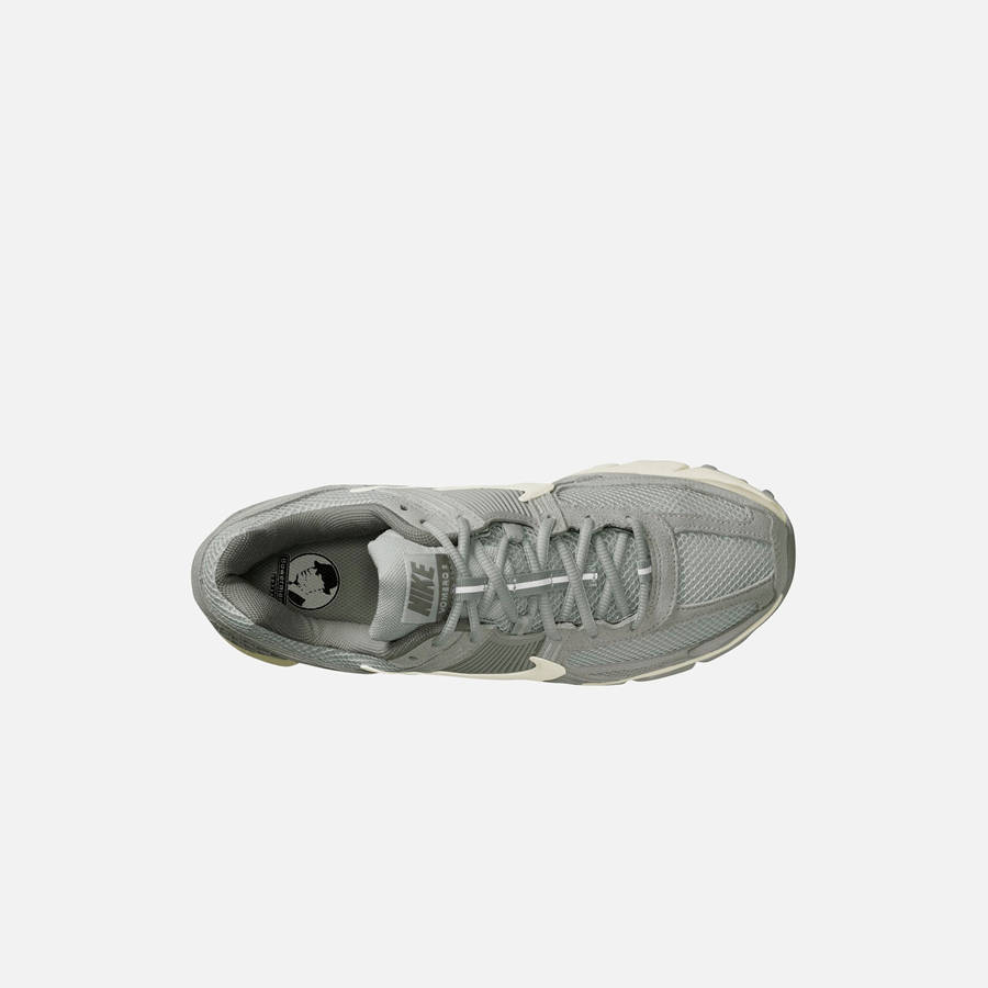 Light Grey Men Kith Nike Zoom Vomero 5 Sneakers | 9761-QUHZW