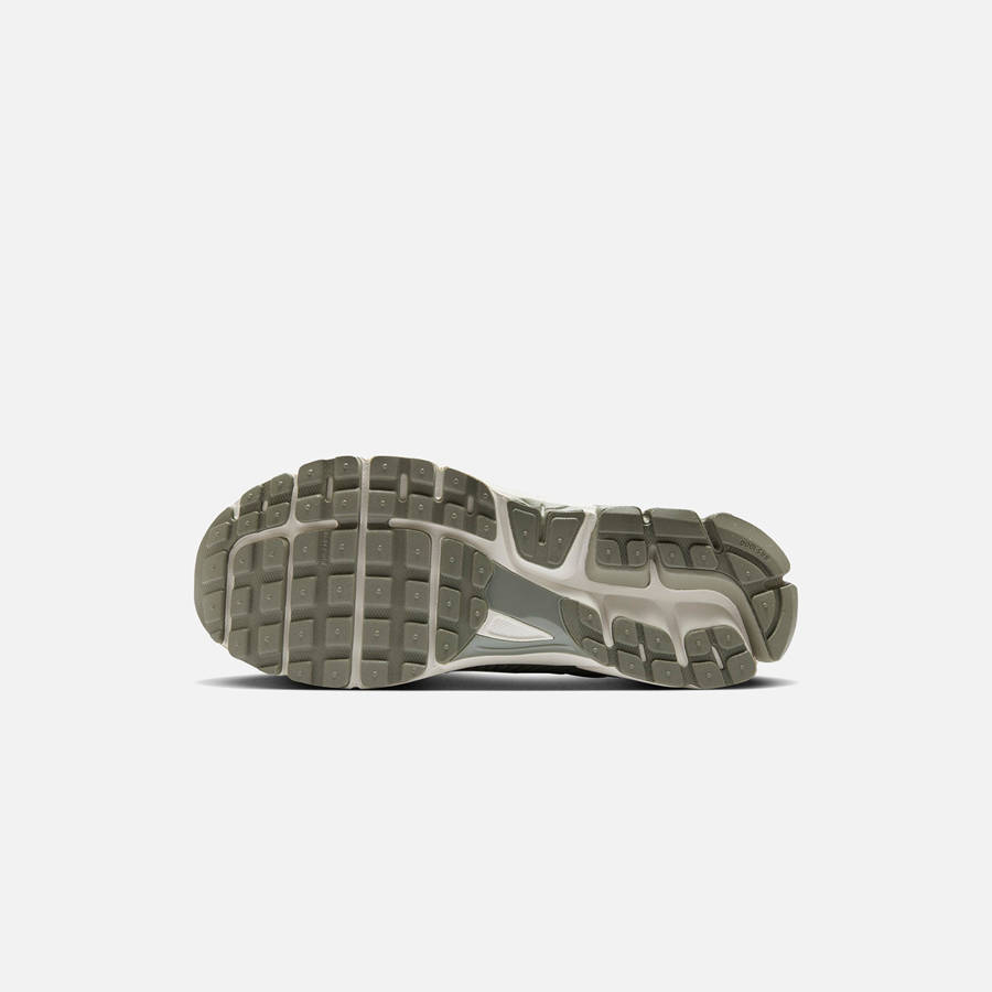 Light Grey Men Kith Nike Zoom Vomero 5 Sneakers | 9761-QUHZW