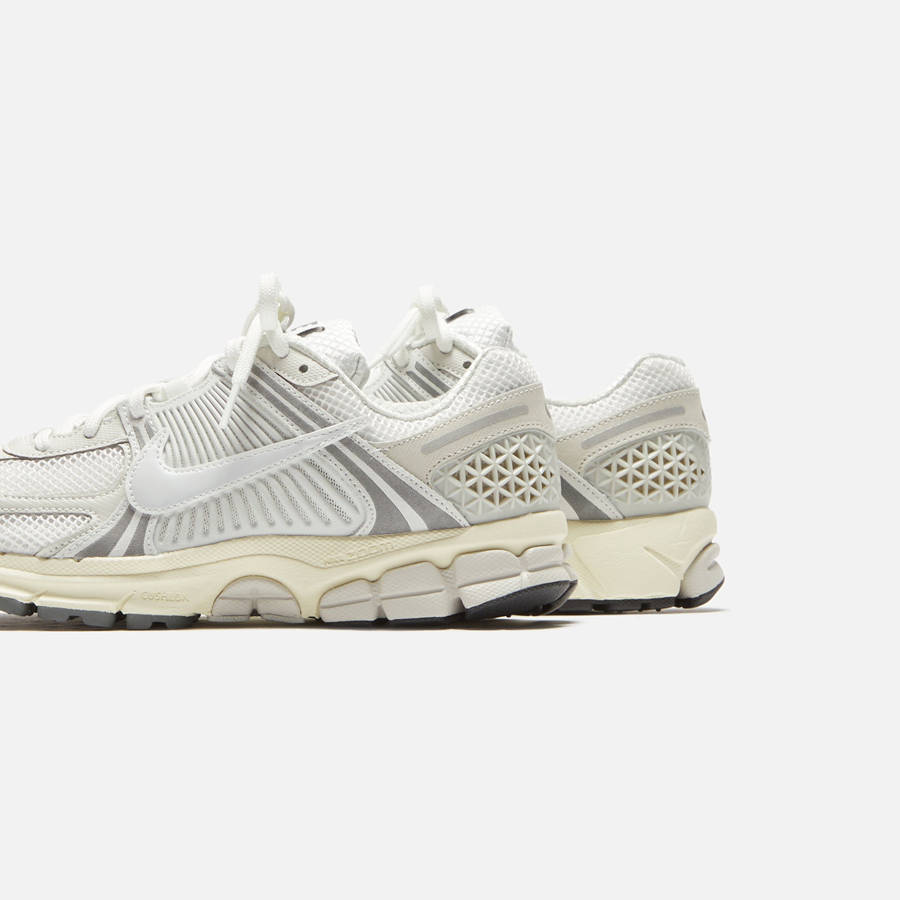 Platinum Men Kith Nike Zoom Vomero 5 Sneakers | 6892-HDPCG