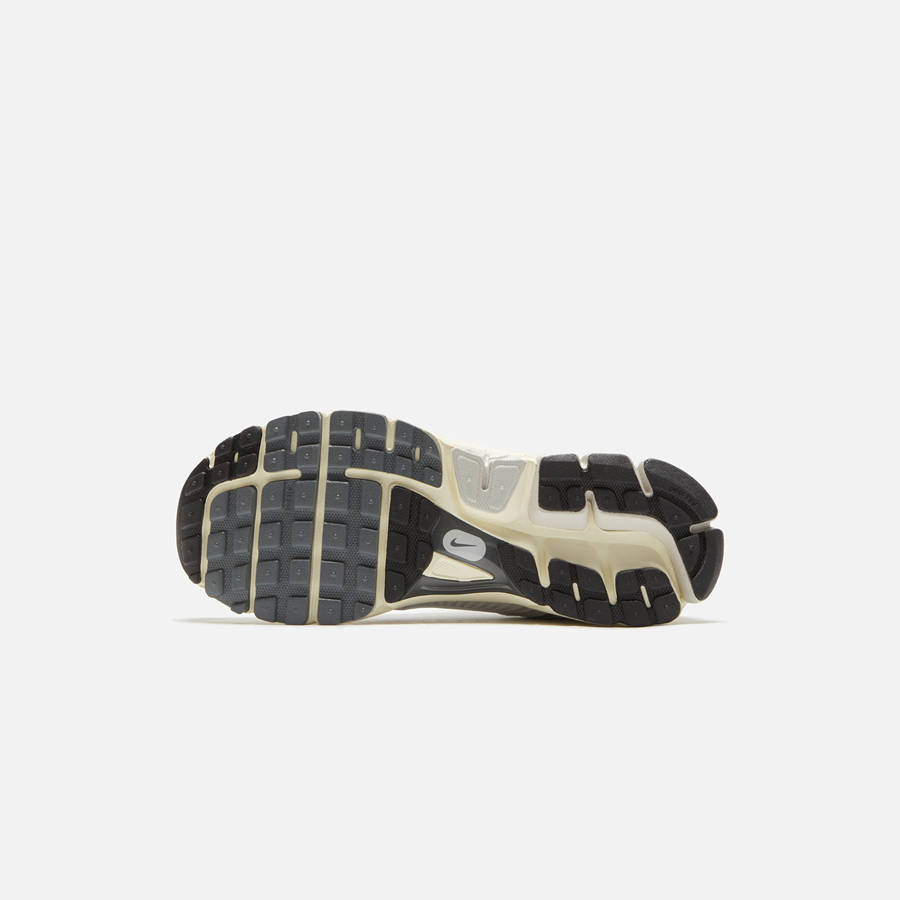 Platinum Men Kith Nike Zoom Vomero 5 Sneakers | 6892-HDPCG