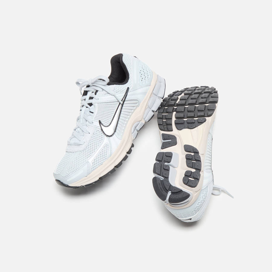 Platinum / Light Brown / Grey Women Kith Nike WMNS Zoom Vomero 5 Sneakers | 0519-ITVBJ