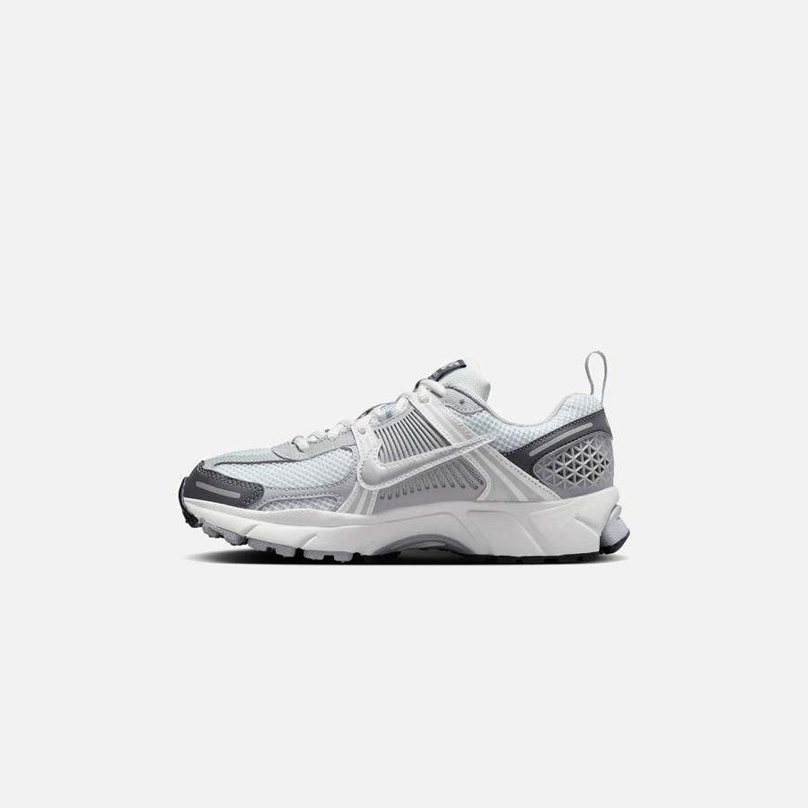 Platinum / Silver / White / Grey Kids' Kith Nike GS Zoom Vomero 5 Sneakers | 4162-FCNHA