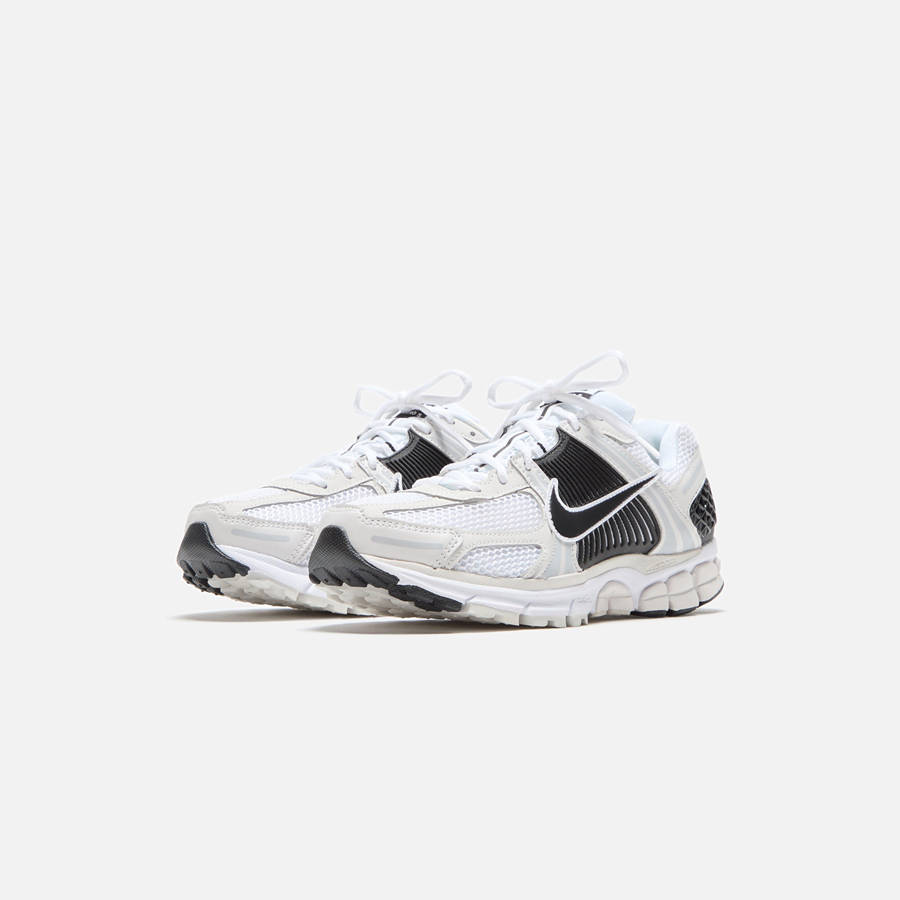 White / Black / Platinum / Platinum Men Kith Nike Zoom Vomero 5 Sneakers | 9564-YNMRF