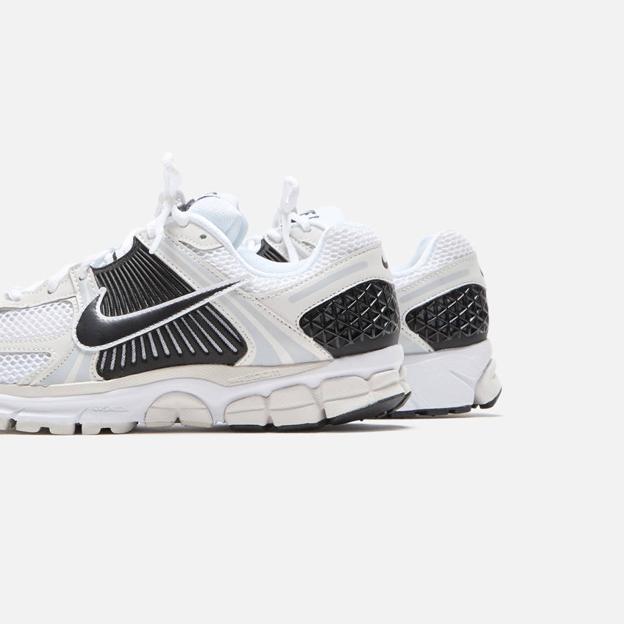 White / Black / Platinum / Platinum Men Kith Nike Zoom Vomero 5 Sneakers | 9564-YNMRF