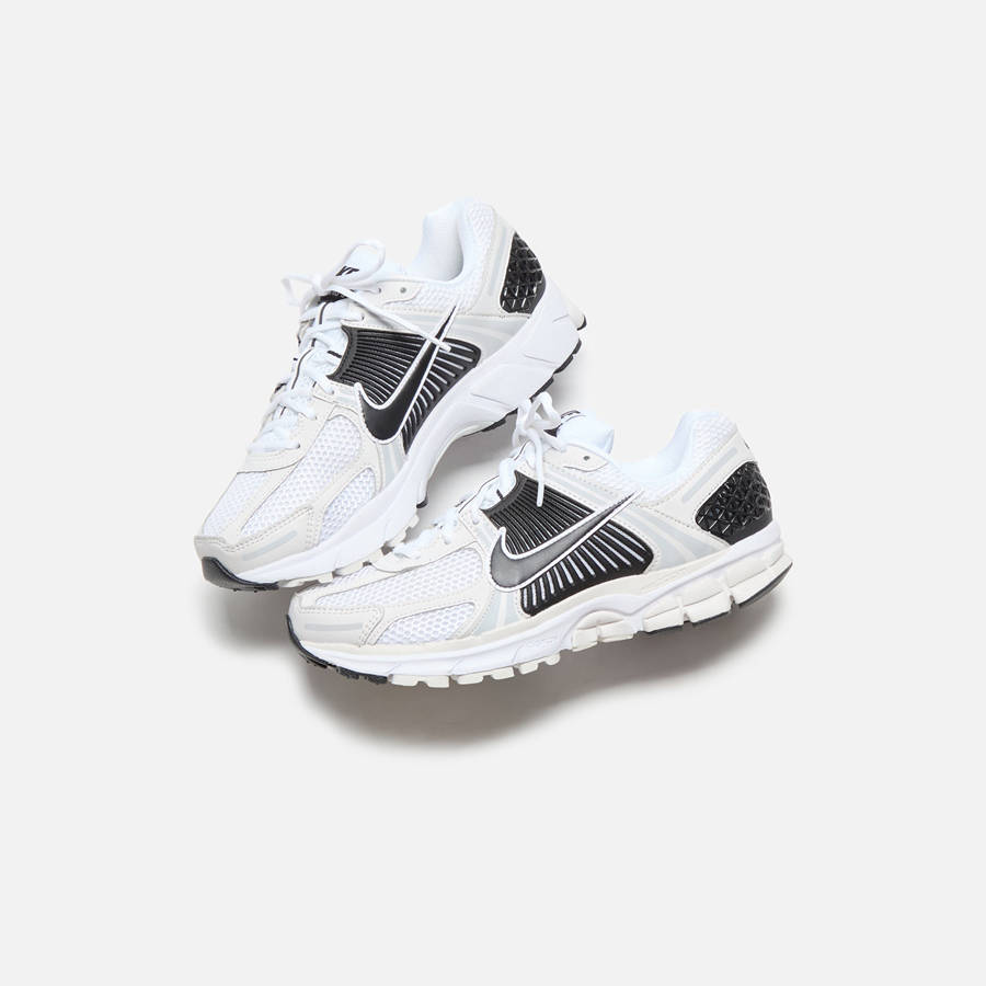 White / Black / Platinum / Platinum Men Kith Nike Zoom Vomero 5 Sneakers | 9564-YNMRF